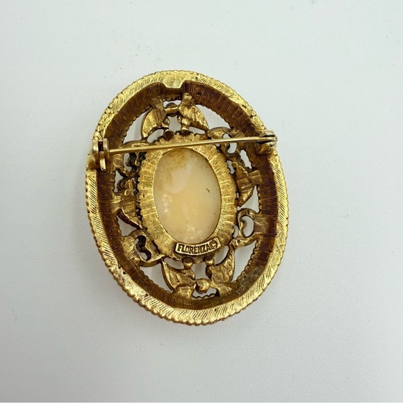 Vintage Florenza Gold Tone Filigree Carved Shell Cameo Brooch - Picture 5 of 6